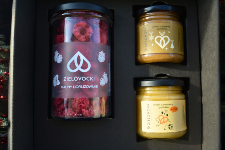 Zestaw dwóch miodków i owoce liofilizowane