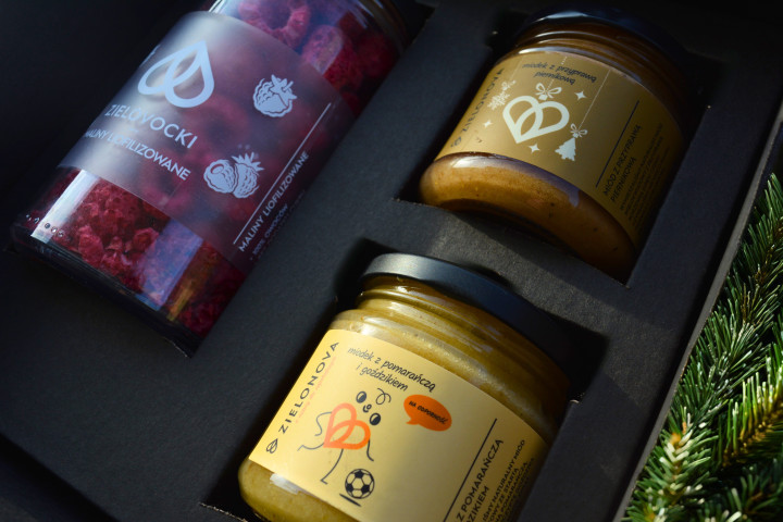 Zestaw dwóch miodków i owoce liofilizowane