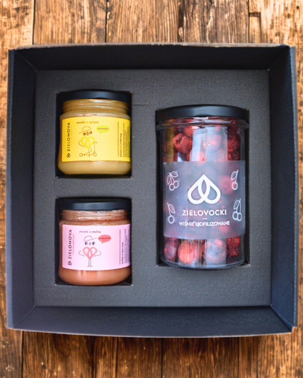 Zestaw dwóch miodków i owoce liofilizowane