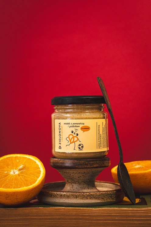 Jesienna herbata z miodem, pomarańczą i goździkami – rozgrzewający przepis na chłodne dni 