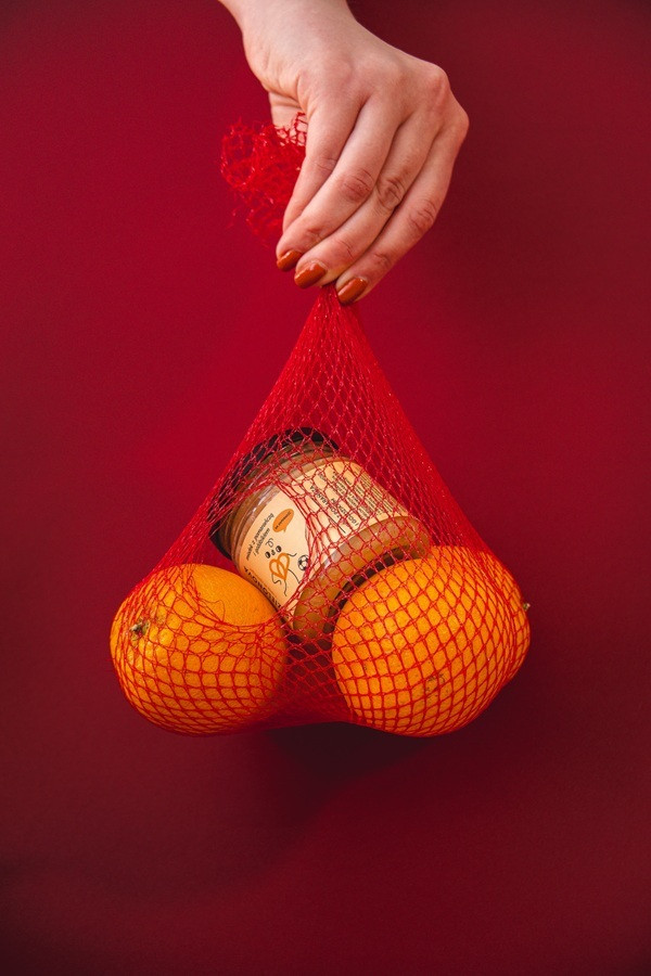 Jesienna herbata z miodem, pomarańczą i goździkami – rozgrzewający przepis na chłodne dni 